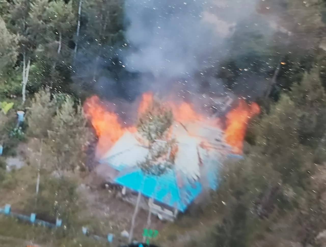 Ilustrasi berita Papua: Rumah Bantuan Milik Gat Sani dan Juni Sani yang Dibakar KKB di Intan Jaya