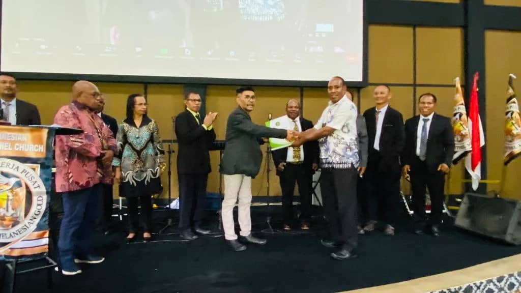 Penyerahan surat dukungan oleh Kepala Kantor Kementrian Agama Kabupaten Mimika Lacas Yasi SAg