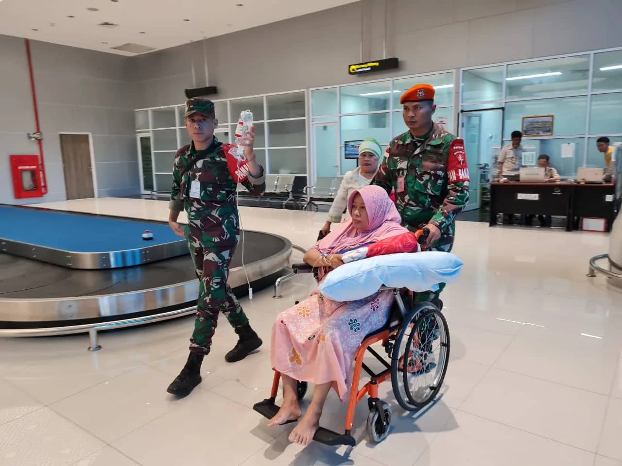 Ilustrasi berita Mimika: Personel PAM Bandara Lanud Yohanis Kapiyau Timika Bantu Pasien Patah Tulang di Bandara Mozes Kilangin