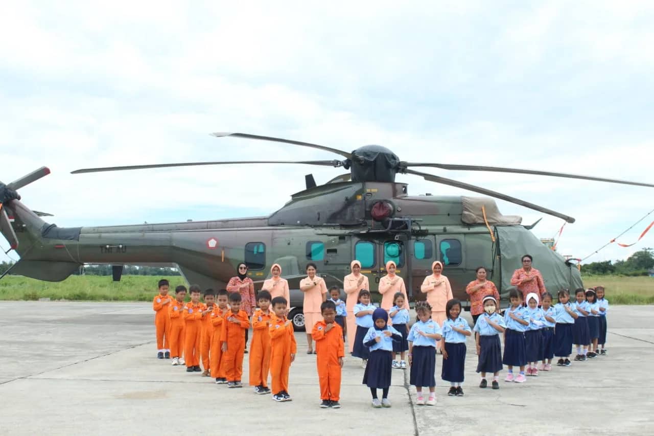 Ilustrasi berita Mimika: Pasukan Cilik Berseragam Orange dan Biru "Kerubuti" Pesawat Boeing dan Heli Caracal Milik TNI AU di Lanud YKU Timika