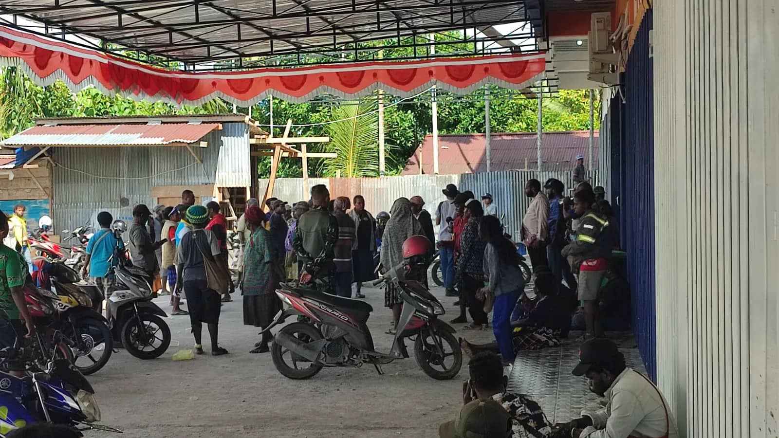 Ilustrasi berita Mimika: Keluarga Pandis Potowayburu yang Hilang Datangi Kantor Bawaslu Mimika, Minta Rekapitulasi Distrik Dihentikan Sementara