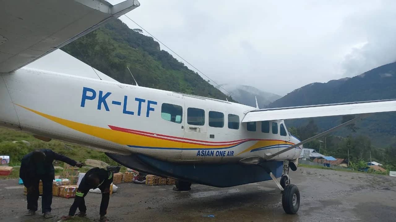 Ilustrasi berita Papua: Sempat Ditembak OTK Saat Landing di Bandara Milawak Beoga, Pesawat Asian One Air Berhasil Terbang Kembali ke Timika