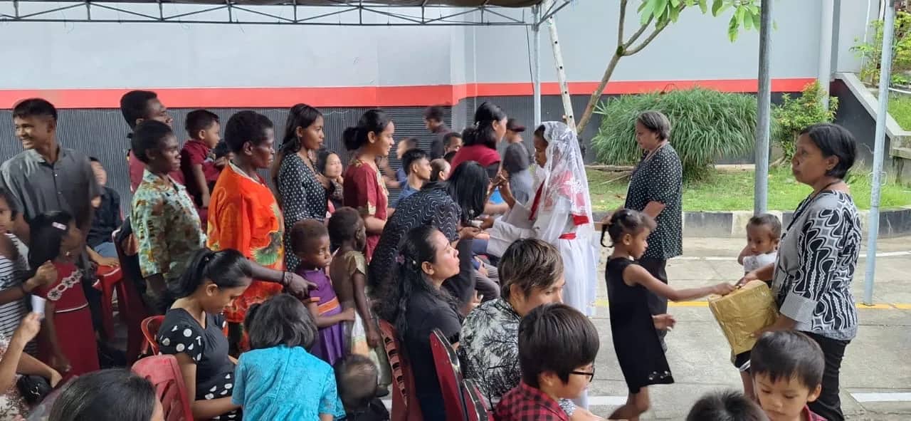Ilustrasi berita Mimika: Ribuan Umat Katolik Mimika Tumpah Ruah Padati Gereja Ikut Misa Jumat Agung Ritual Penciuman Salib