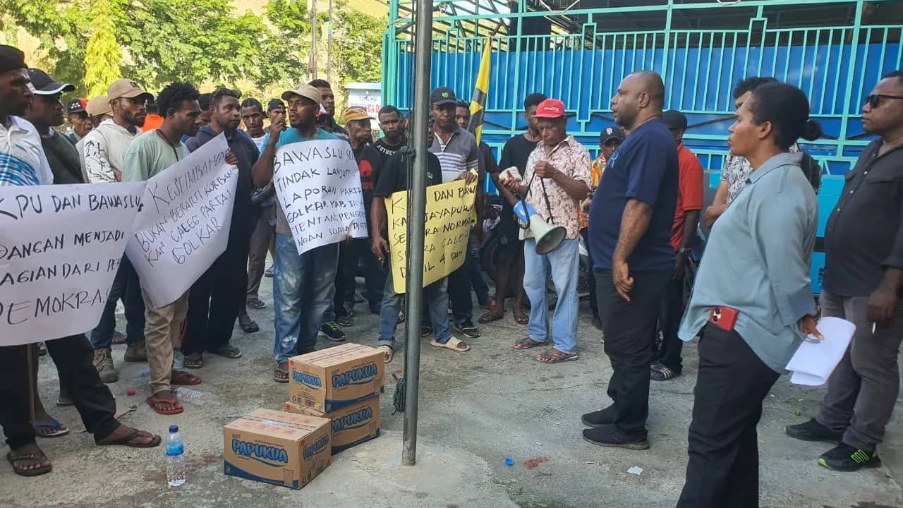 Ilustrasi berita JAYAPURA: Massa Partai Golkar Demo di Kantor Bawaslu, Pertanyakan Tindaklanjut Penggelembungan Suara Pemilu 2024