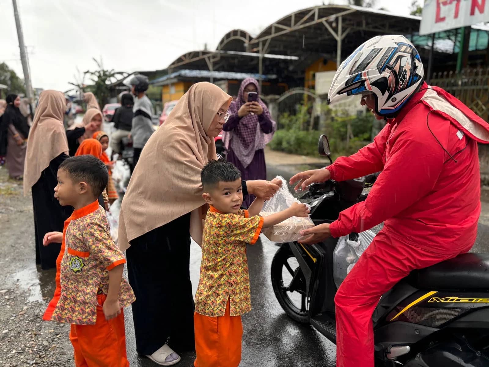 Ilustrasi berita Mimika: Menantang Hujan, 139 Anak TK Nurul Hidayah Ramaikan Lorong Konro Sempan Berbagi Takjil Untuk Siapapun yang Lewat