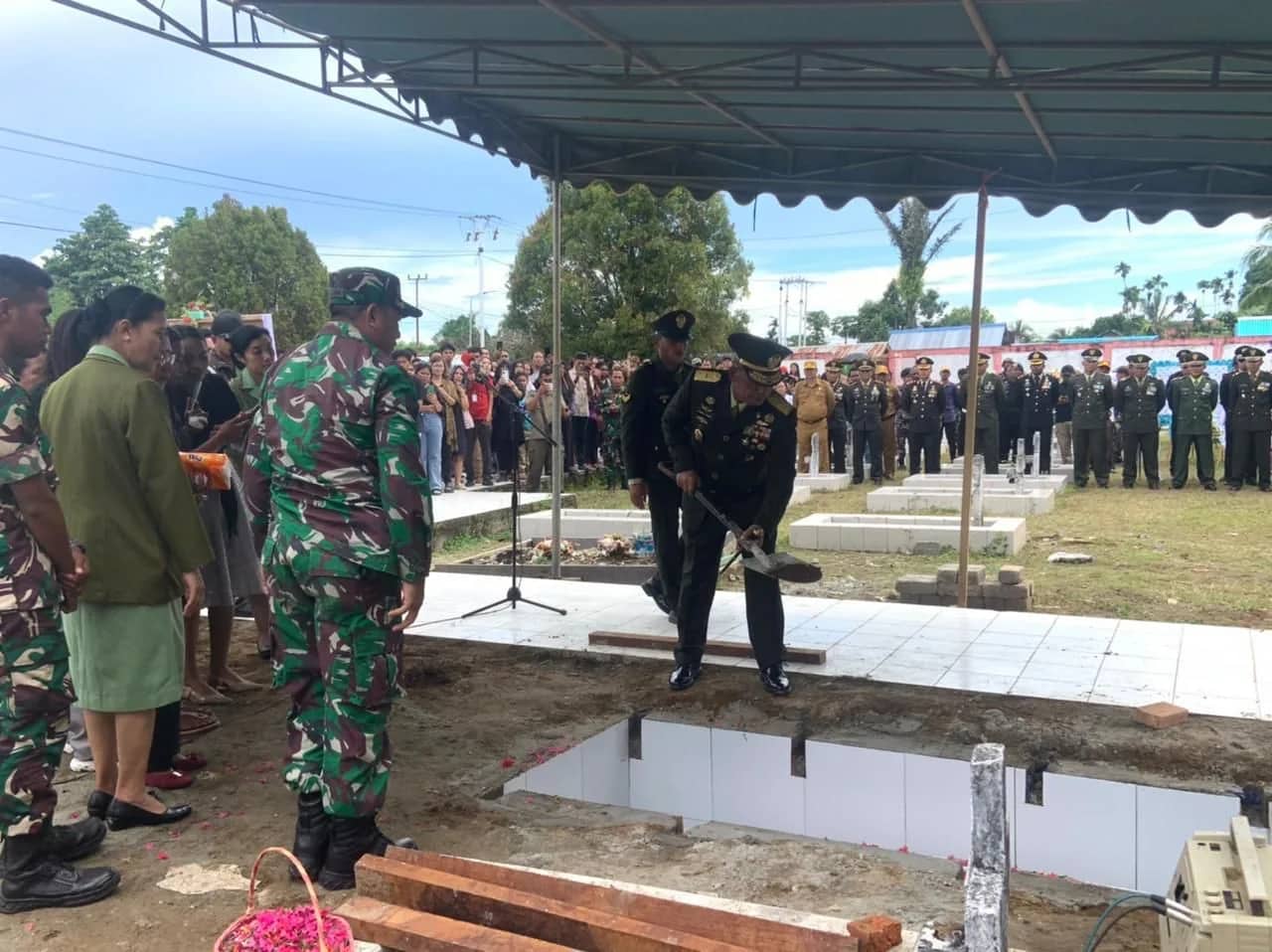 Ilustrasi berita Papua: Danrem 173/PVB Pimpin Prosesi Upacara Pemakaman Jenazah Lettu Inf Oktavianus Sogalrey di TMP Nabire