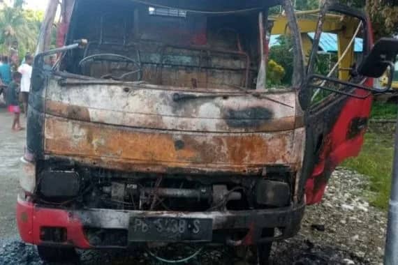 Ilustrasi berita Papua: Dua Excavator dan Dua Truk Proyek Milik PT Simon Jaya Abadi Dibakar OTK di Yapen