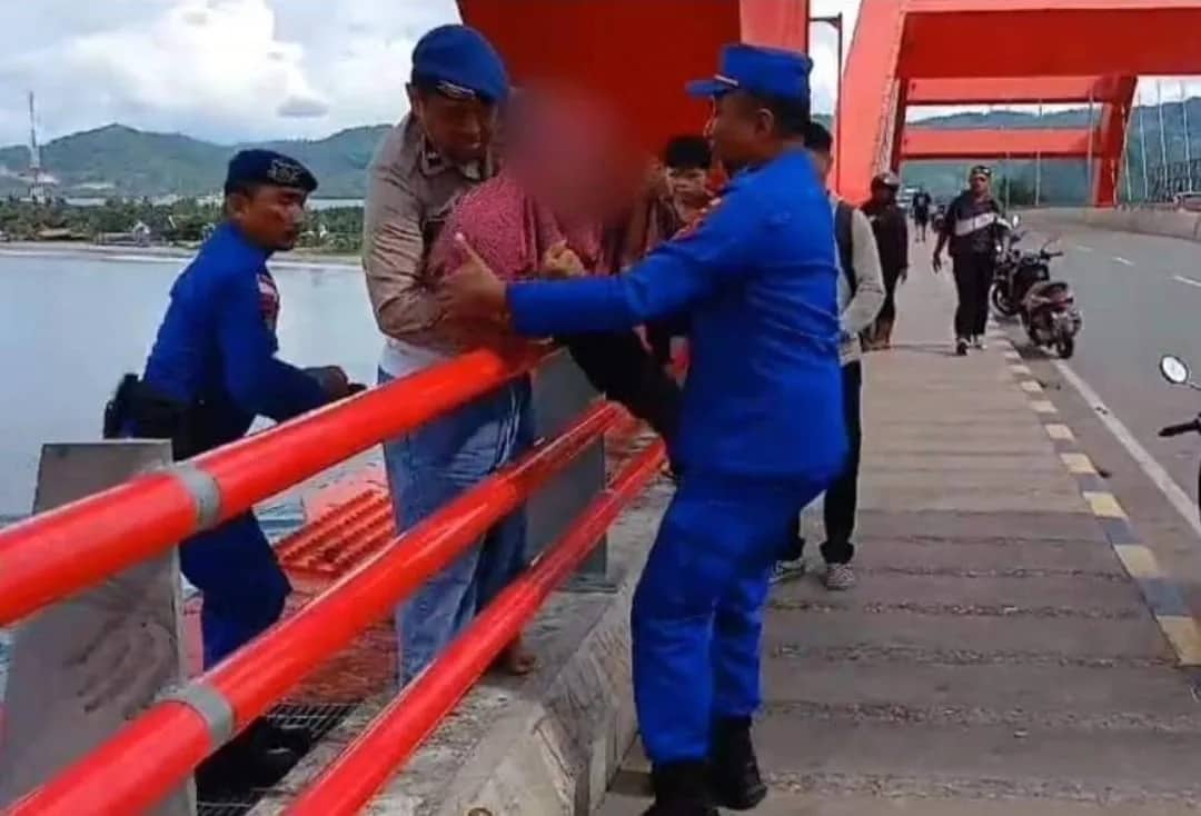 Ilustrasi berita JAYAPURA: Wanita Berhijab Nyaris Bunuh Diri di Jembatan Merah Youtefa, Berhasil Diselamatkan Personil Sat Polair Polresta Jayapura