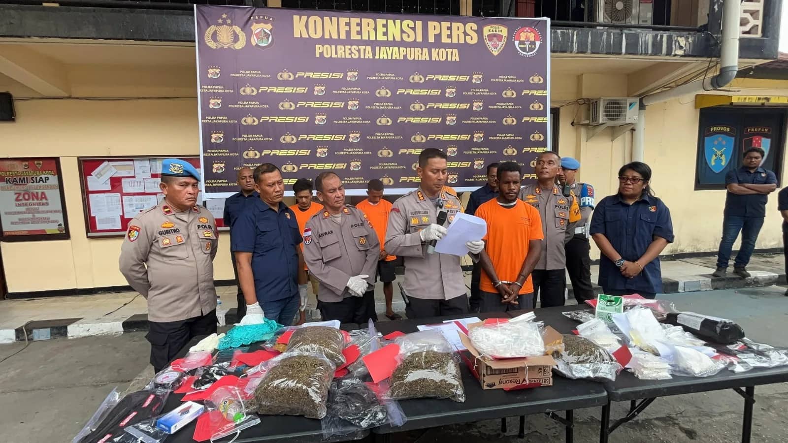 Ilustrasi berita JAYAPURA: Satu WNA Asal PNG Diamankan Tim Opsnal Narkoba Polresta Beserta Barang Bukti Ganja