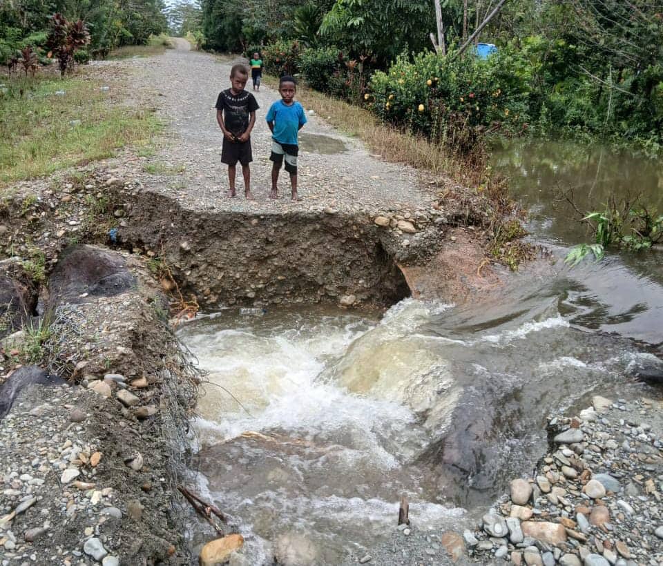 Ilustrasi berita Mimika: Akses Jalan Kampung Amole Kwamki Narama Terputus, Warga Minta Dinas PUPR Lakukan Perbaikan, Robert Mayaut : Saya Lagi Pantau Lapangan