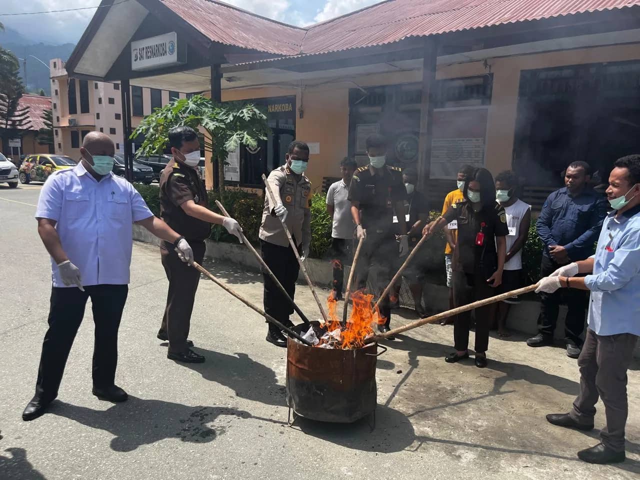 Ilustrasi berita JAYAPURA: Polres Jayapura Bakar 2 Kg Ganja dan Miras Jenis Boplas Milik Tiga Pemuda
