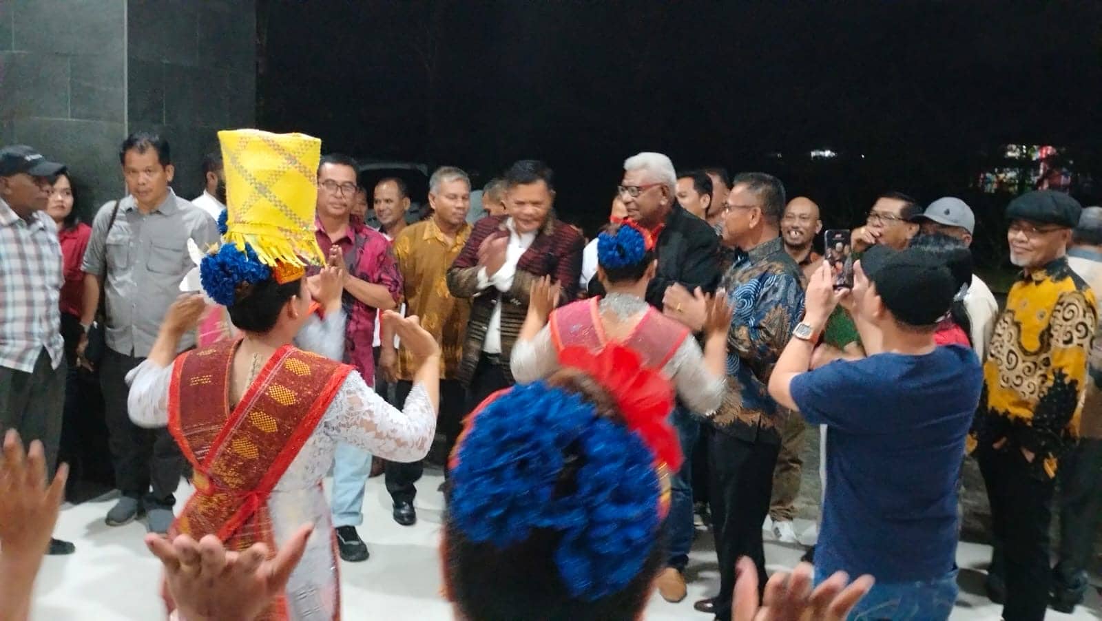 Ilustrasi berita Mimika: Bantu Bangun Sekretariat dan Selalu Hadiri Undangan KMPB-MP, Warga Batak Mimika Sampaikan Terima Kasih Untuk Bupati John Rettob