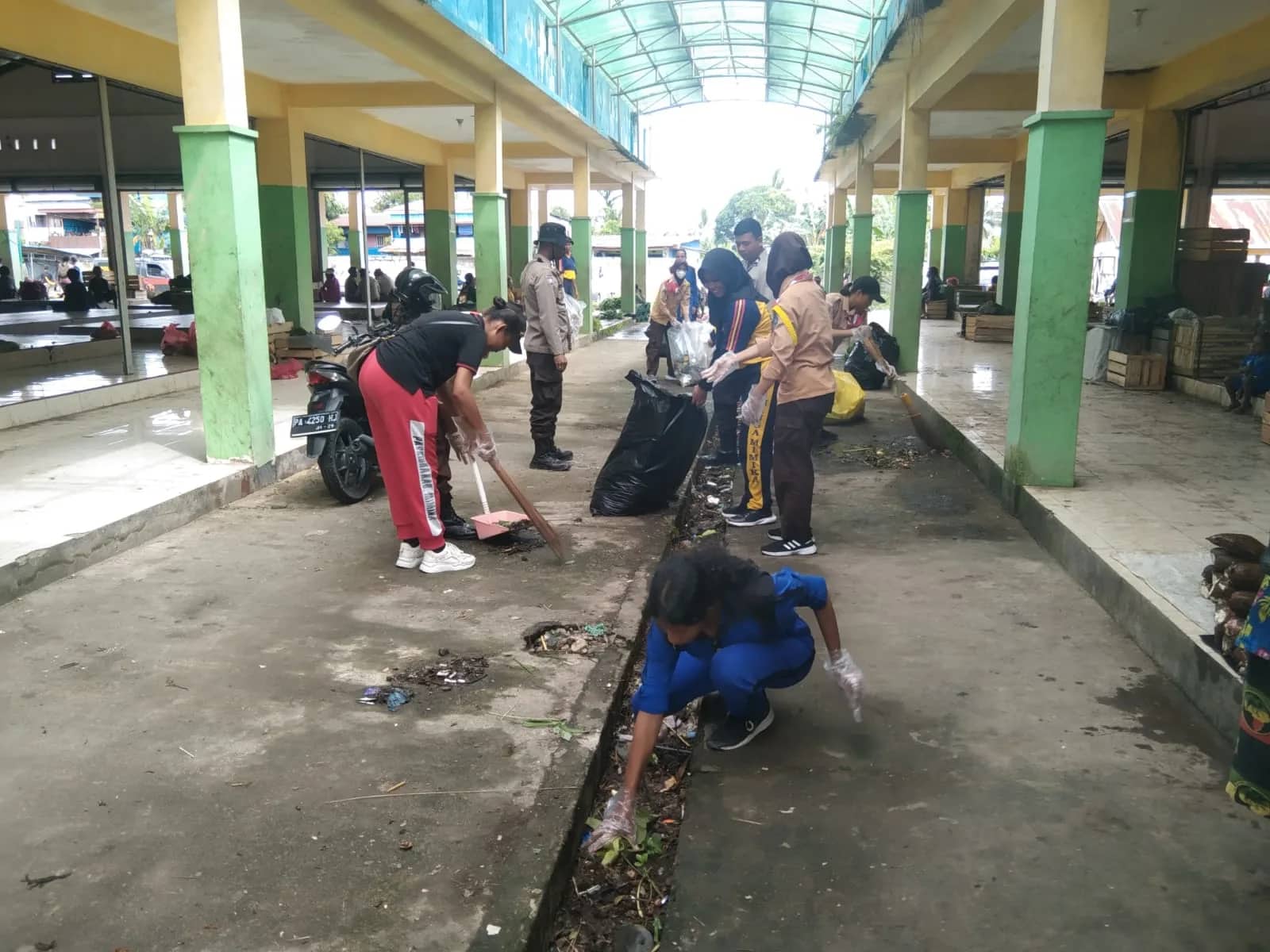 Ilustrasi berita Mimika: Peringati Hari Lahir Pancasila, Binmas Polres Pramuka Kwarcab Mimika Gelar Bersih Sampah di Pasar Sentral