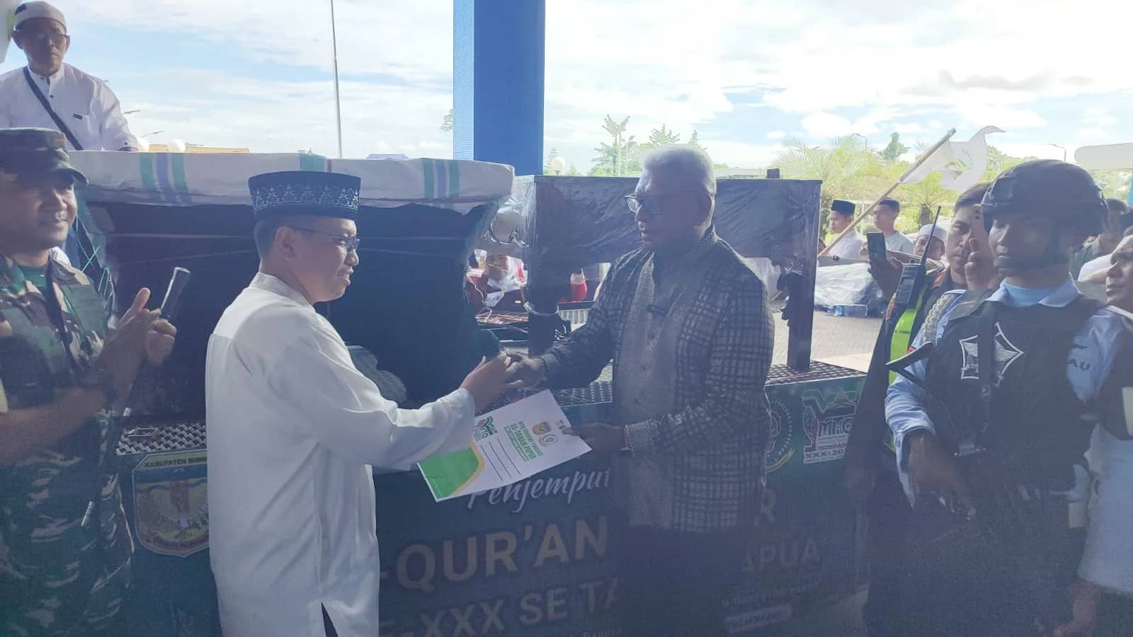 Ilustrasi berita Mimika: Bupati Mimika John Rettob Terima Al Qur'an Raksasa untuk MTQ ke XXX se-Tanah Papua
