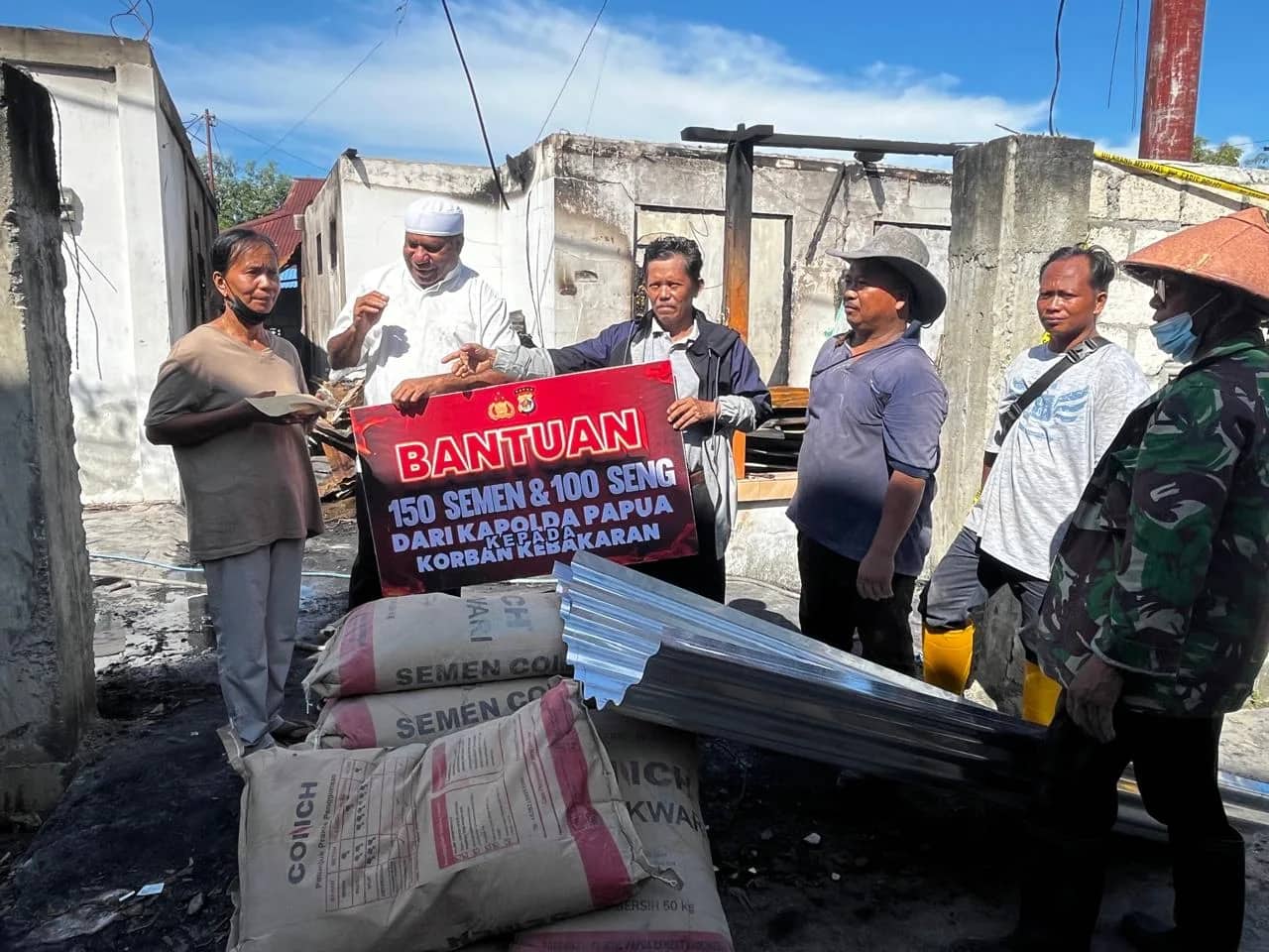 Ilustrasi berita JAYAPURA: Kapolda Papua Berikan Bantuan Semen dan Seng kepada Korban Kebakaran di Caravan