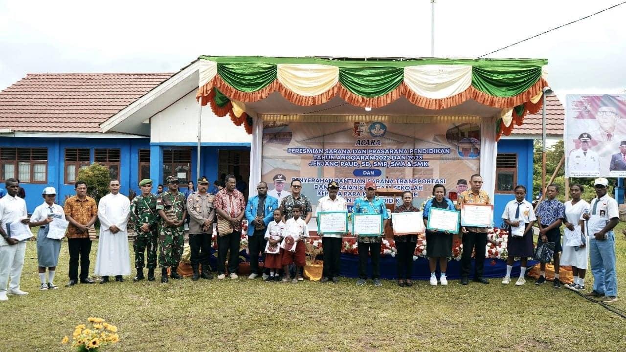 Ilustrasi berita Papua: Serahkan Bantuan Sarpras Pendidikan di Mappi, Bupati Goomar: Investasi Ini akan Mengangkat Harkat dan Martabat Orang Papua