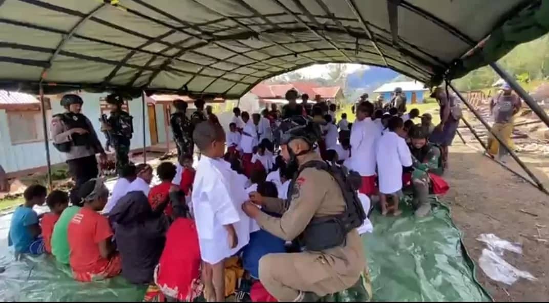 Ilustrasi berita Papua: Brimob Polda Papua Bersama TNI Bagikan Seragam Sekolah Kepada Murid SD Inpres Pogapa Intan Jaya