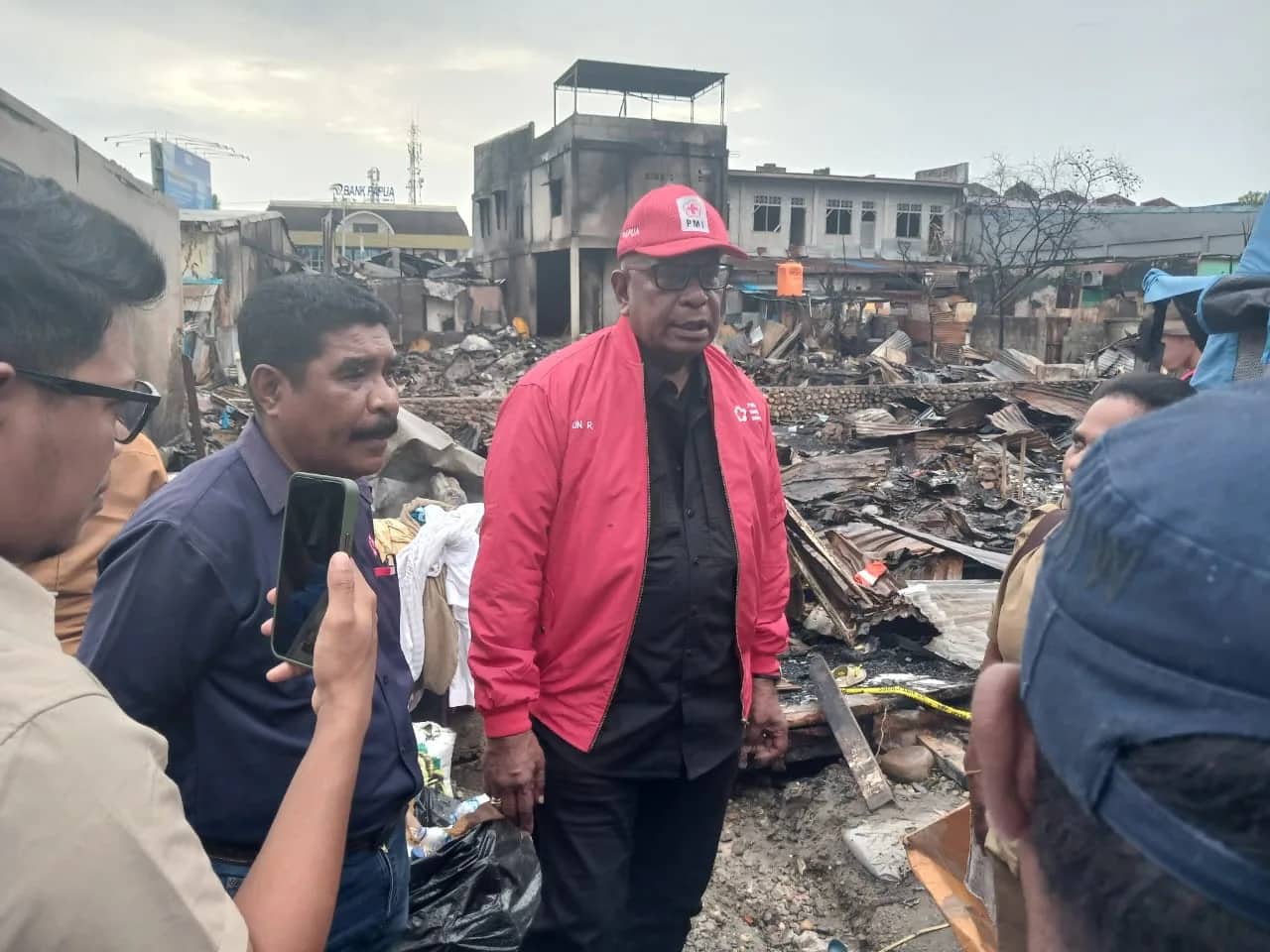 Ilustrasi berita Mimika: Bupati John Rettob Kunjungi dan Serahkan 48 Paket Bantuan Kepada Korban Kebakaran Depan Bank Papua Timika