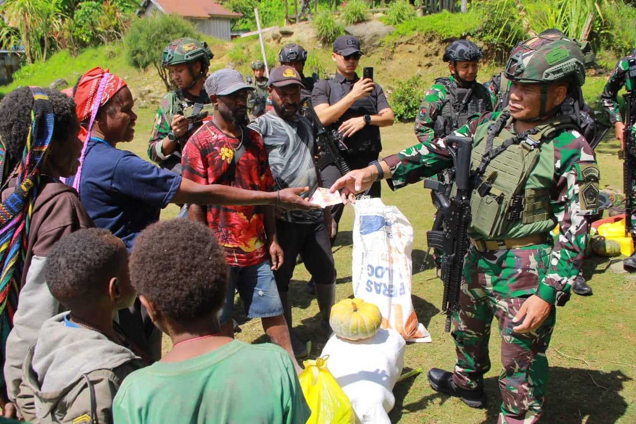 Ilustrasi berita Papua: Pangkogabwilhan III Berikan Bantuan Sembako Kepada Warga Distrik Homeyo, Intan Jaya, Pasca Penyerangan OPM