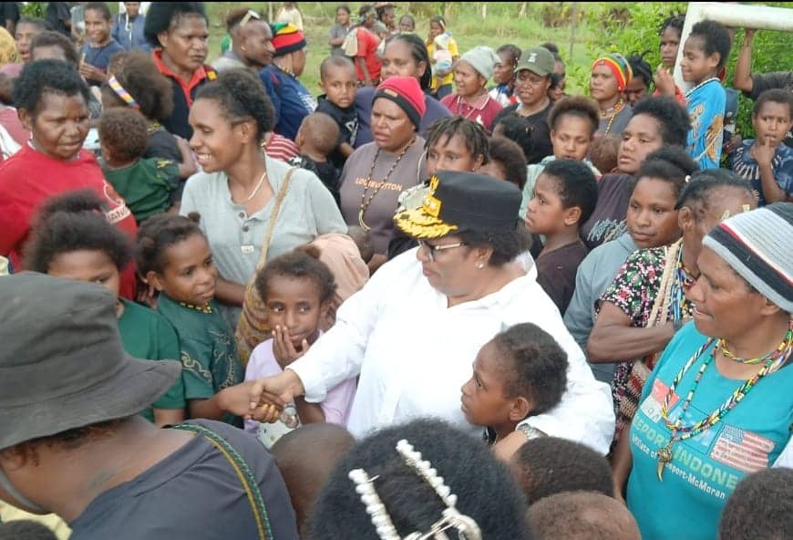 Ilustrasi berita Papua: Disambut Isak Tangis, Pj. Gubernur Papua Tengah Kunjungi 490 Pengungsi Imbas Baku Tembak TNI-Polri dan KKB di Distrik Bibida Paniai