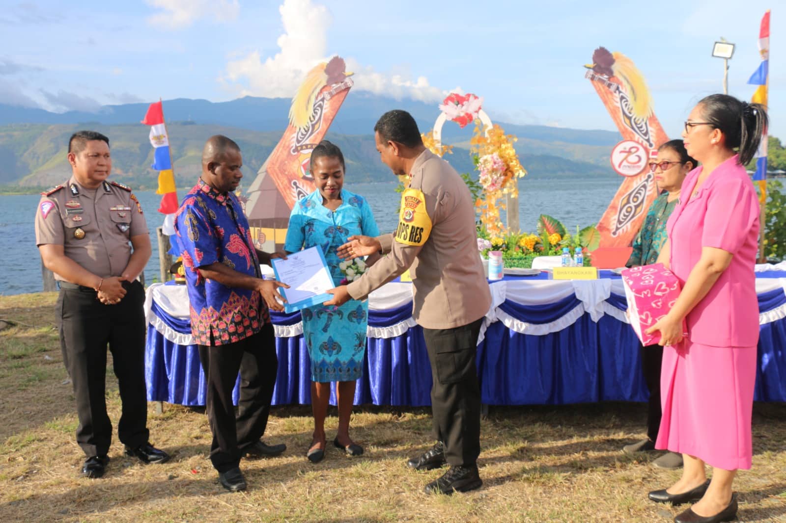 Ilustrasi berita BERITA UTAMA: 16 Pasangan Suami Istri di Sentani Nikah Massal di Jembatan Kuning Danau Sentani