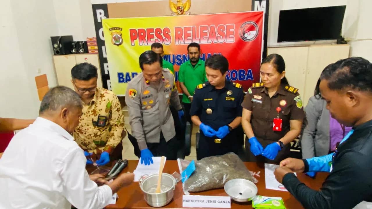 Ilustrasi berita Mimika: Polres Mimika Musnahkan Barang Bukti Shabu dan Ganja yang Diamankan dari Dua Pengedar
