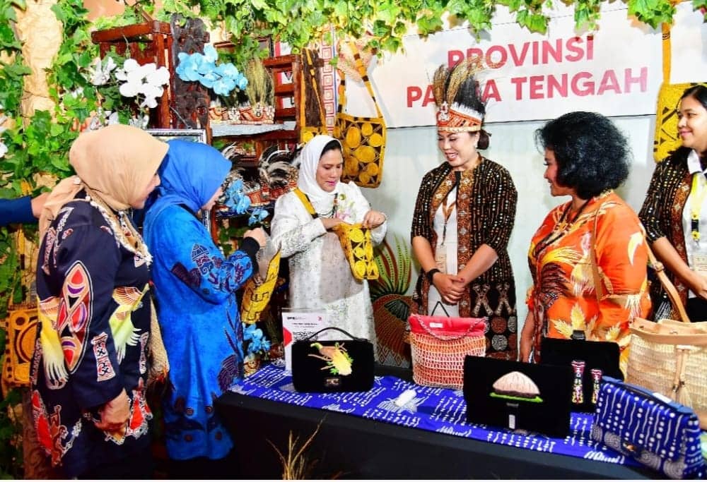 Ilustrasi berita Papua: Dekranasda Papua Tengah Terbaik ke 3 se-Tanah Papua Dalam Pameran Forum PKP UMKM yang Dihadiri Ibu Iriana Jokowi