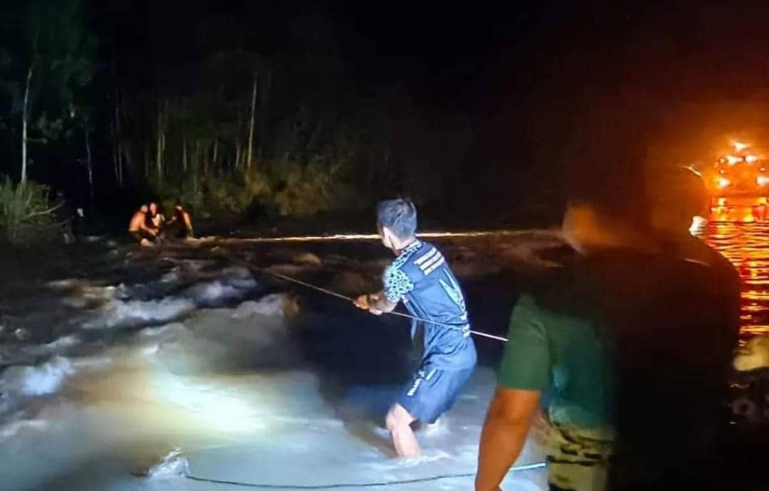 Ilustrasi berita Papua: Satgas Pamtas Statis RI-PNG Yonif 111/KB Selamatkan Dua Warga Muting yang Terseret Banjir di Jalan Trans Papua