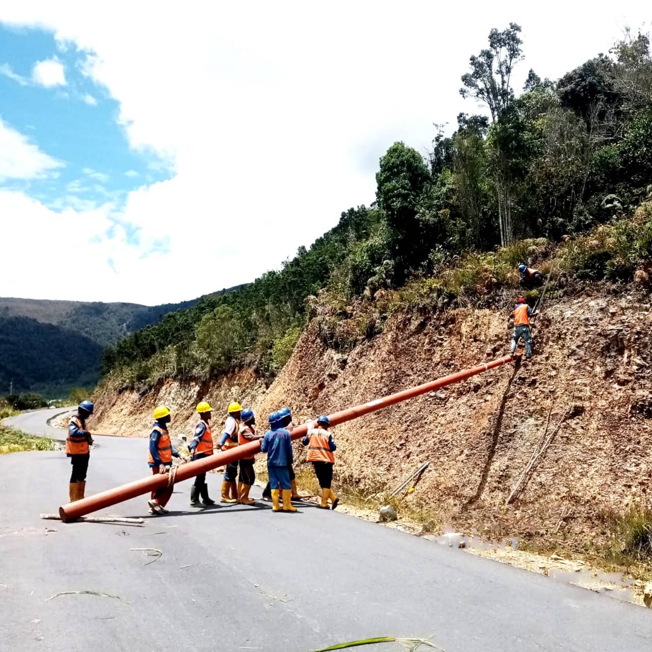 Ilustrasi berita Papua: Bangun Jaringan Baru, PLN Listriki 24 Jam Penuh 7 Kampung di Pegunungan Arfak