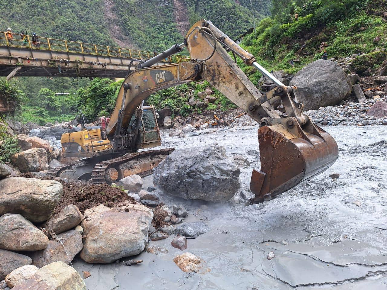 Ilustrasi berita Mimika: Freeport Terjunkan Tim Khusus Perbaiki Jalan dan Jembatan yang Rusak Diterjang Banjir di Kampung Waa Banti