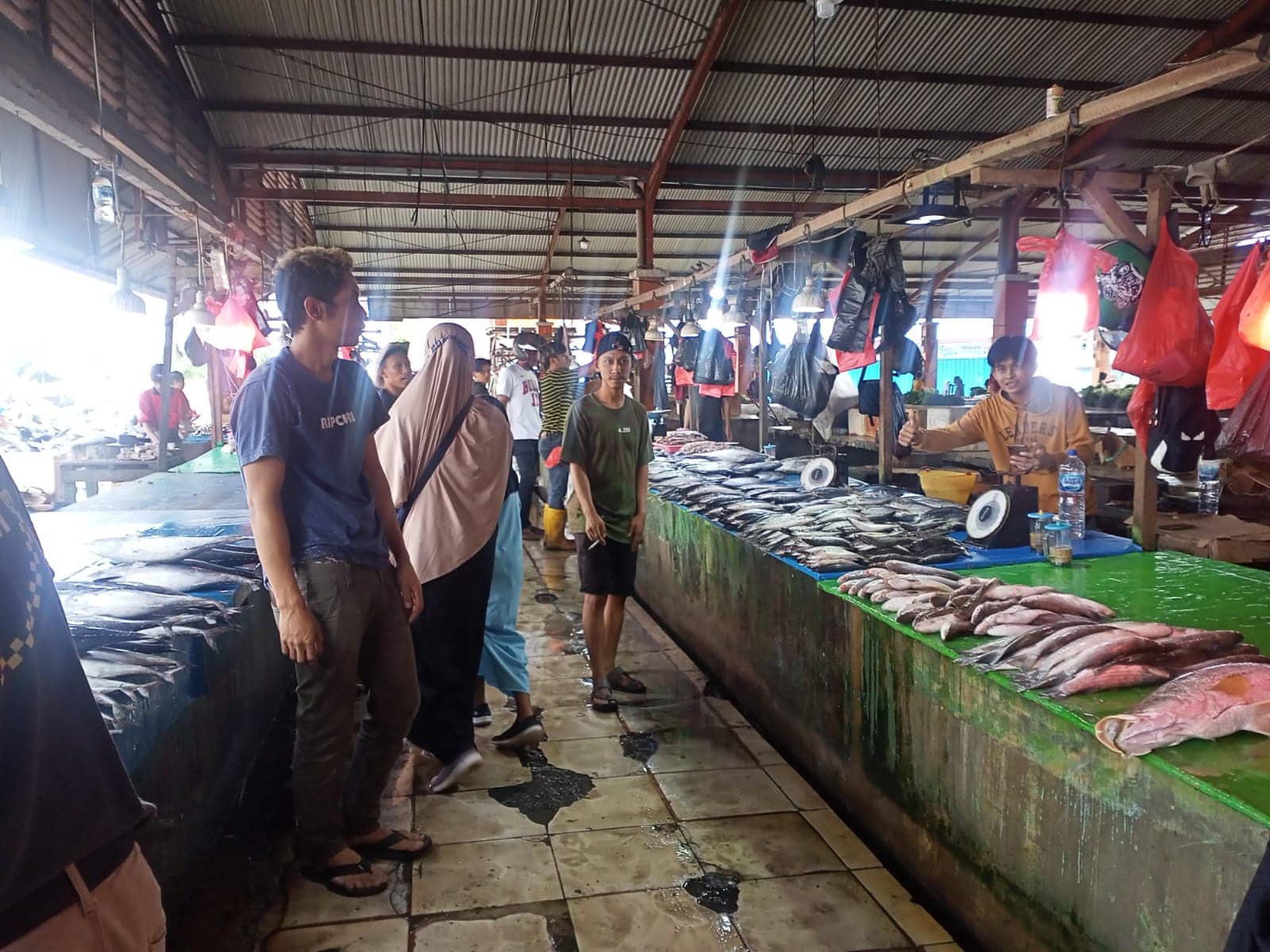 Ilustrasi berita Mimika: Penjual Ikan "Pinggir Jalan" di Kota Timika Kian Menjamur, Pedagang Pasar Sentral : Biar Stok Ikan di Sini Banyak tapi Pembeli Terus Berkurang