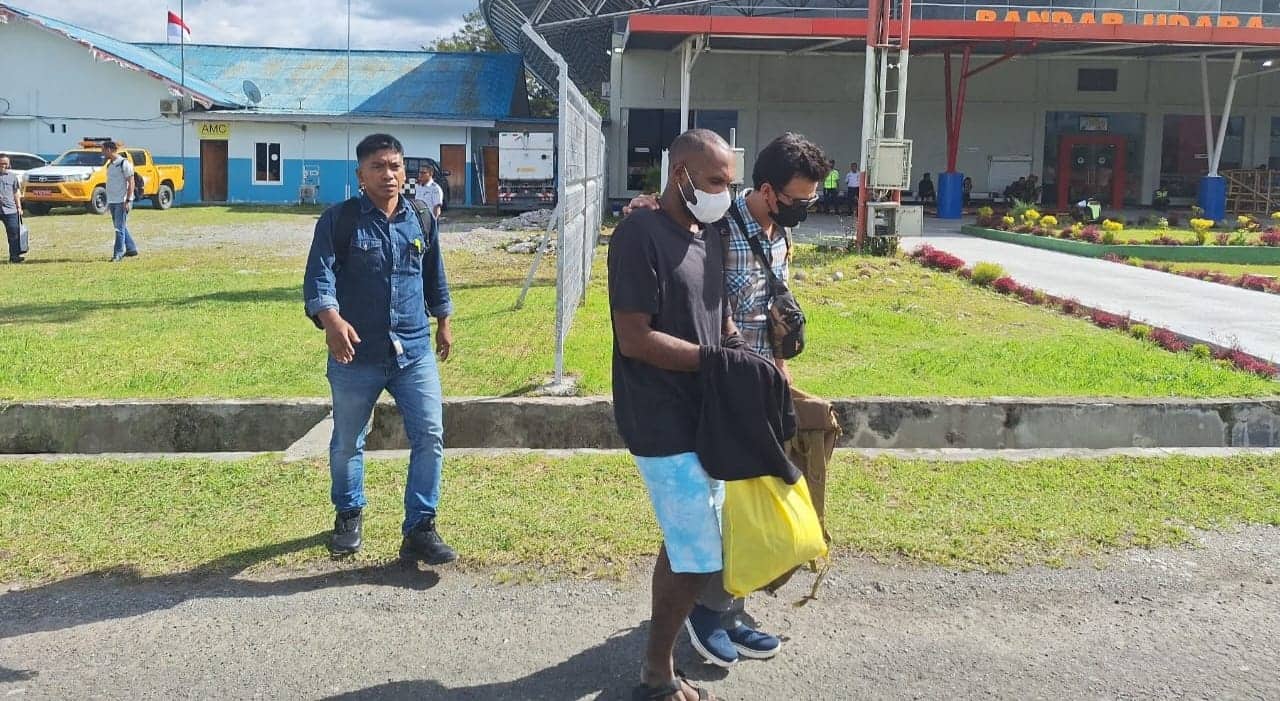Ilustrasi berita Papua: Satgas Ops Damai Cartenz Kawal Penyerahan Domius Wenda, Tersangka Pembunuh Aktivis HAM Perempuan ke Kejari Jayawijaya