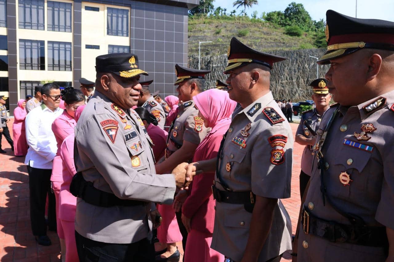 Ilustrasi berita Papua: Termasuk AKBP I Gede Putra, Kapolda Papua Pimpin Sertijab Satu Pejabat Utama dan 11 Kapolres