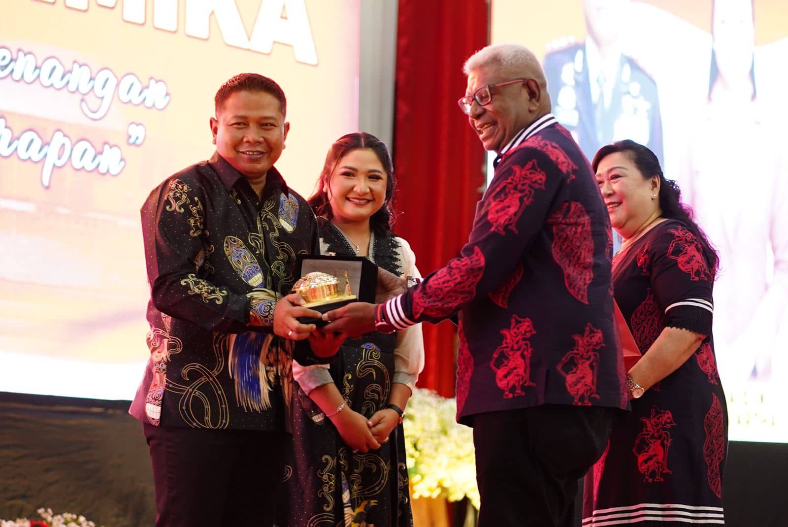 Ilustrasi berita Mimika: Hadiri Pisah Sambut Kapolres Mimika, Bupati Johannes Rettob: Terima Kasih Pak Gede