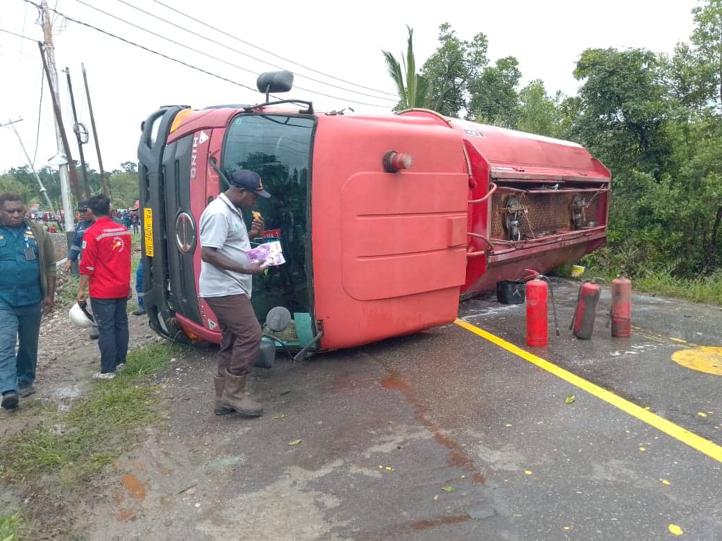 Ilustrasi berita Mimika: Hindari Mobil Pickup, Truk Pengangkut BBM Avtur Terbalik di Jalan Poros Timika Pomako