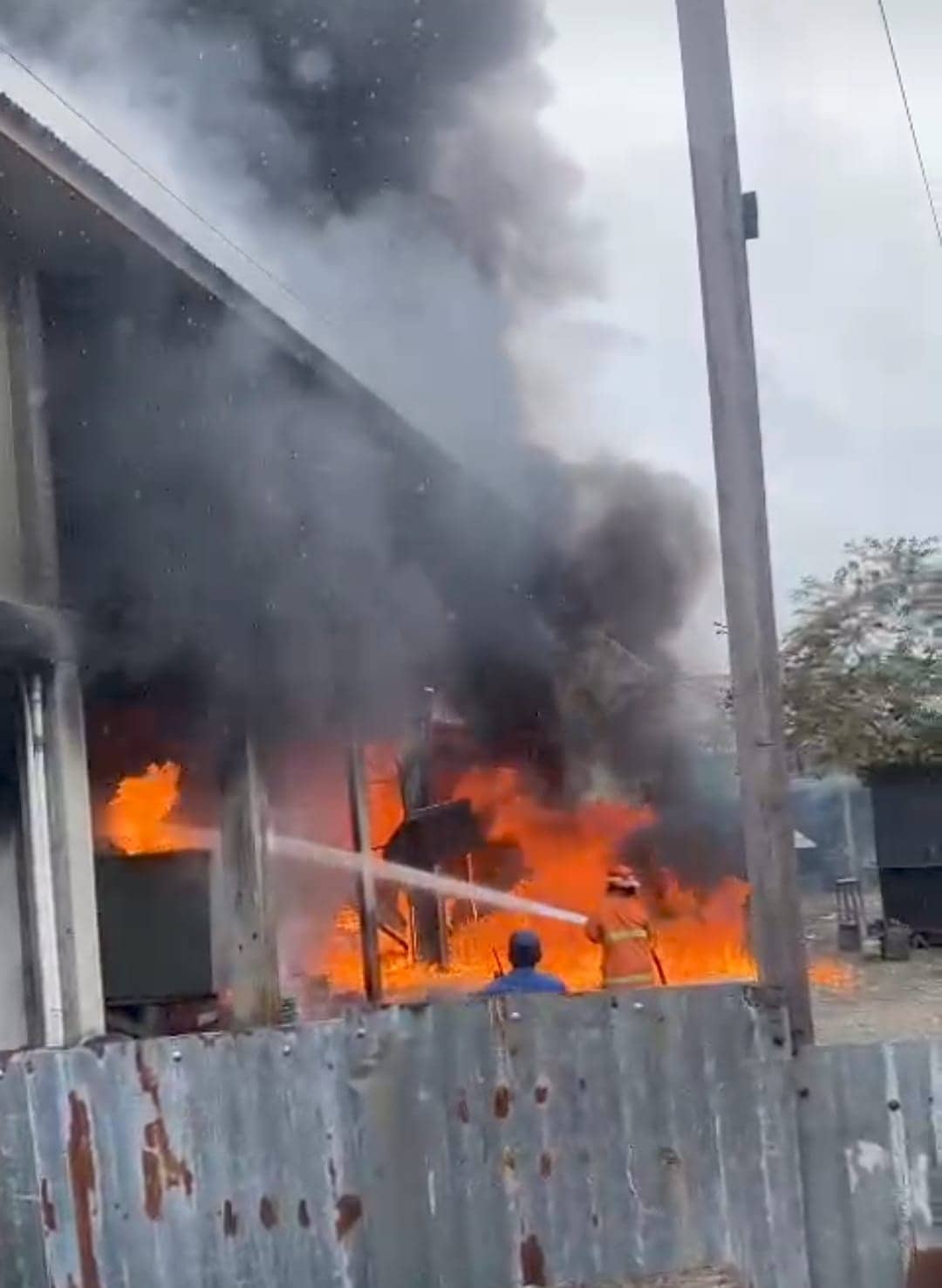 Ilustrasi berita Mimika: Breaking News: Pangkalan Minyak, Rumah Kos dan Kios di Jalan Salak SP 2 Ludes Terbakar