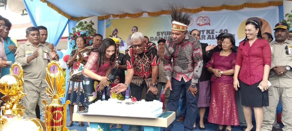 Ilustrasi berita Mimika: Hadiri Syukuran HUT ke -40 dan Reuni Akbar Alumni SD Inpres Koperapoka 1, Bupati Johannes Rettob Beri Apresiasi untuk Ibu Guru Mince Yepese