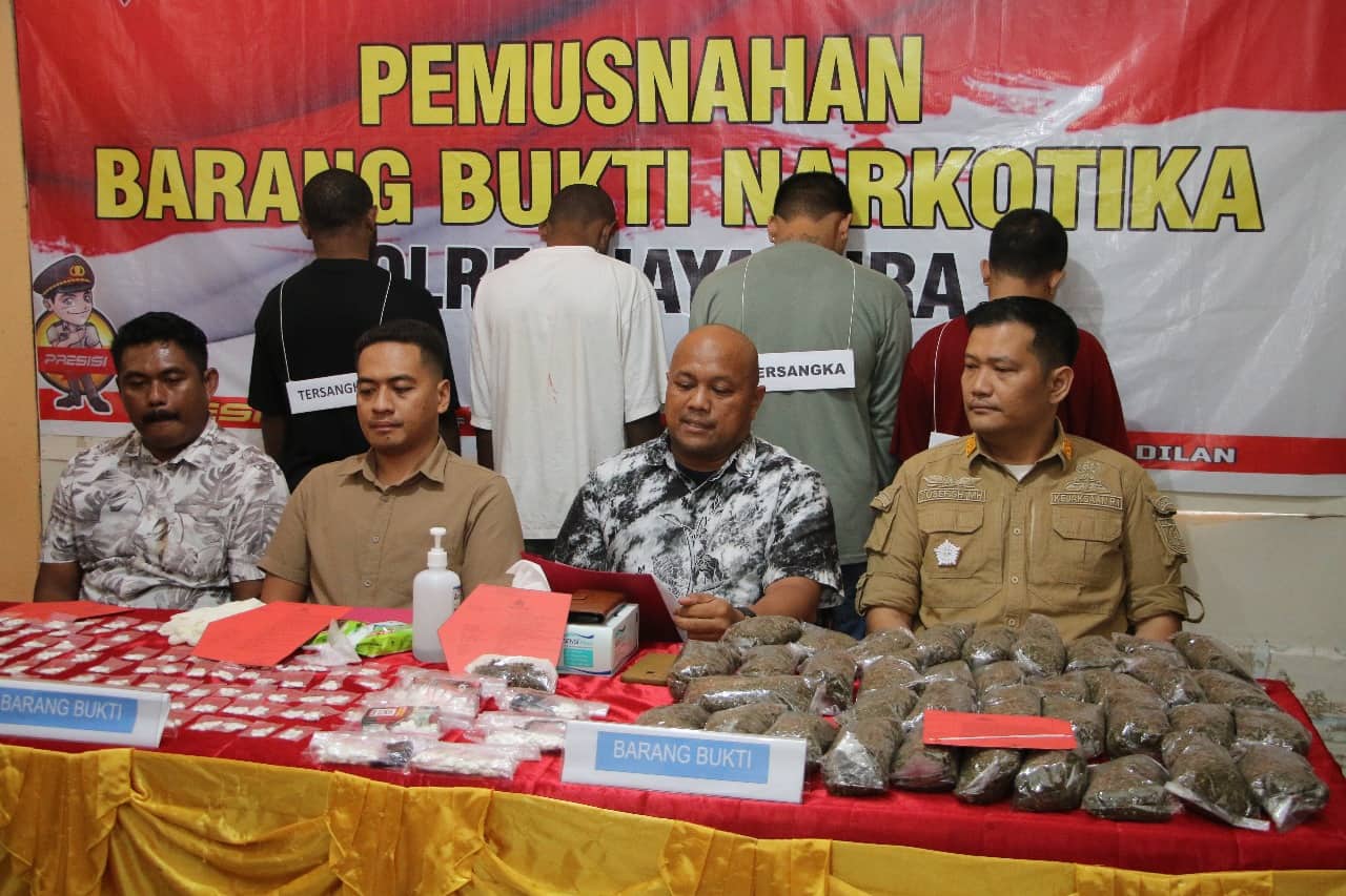 Ilustrasi berita JAYAPURA: Polres Jayapura Musnahkan Ganja Seberat 2,7 kg dan 2.130 Butir Obat Keras Berlogo Y