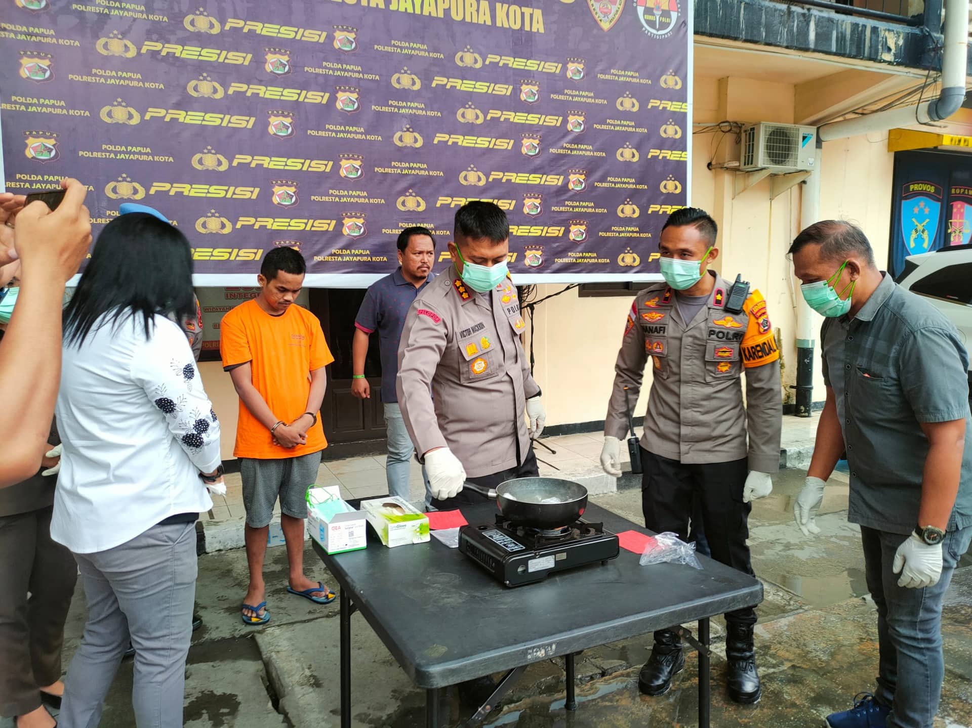 Ilustrasi berita JAYAPURA: Sabu Seberat 398,87 Gram Senilai Rp 2 Milliar Dimusnahkan, Kombes Mackbon: Tersangka Terancam Hukuman Mati