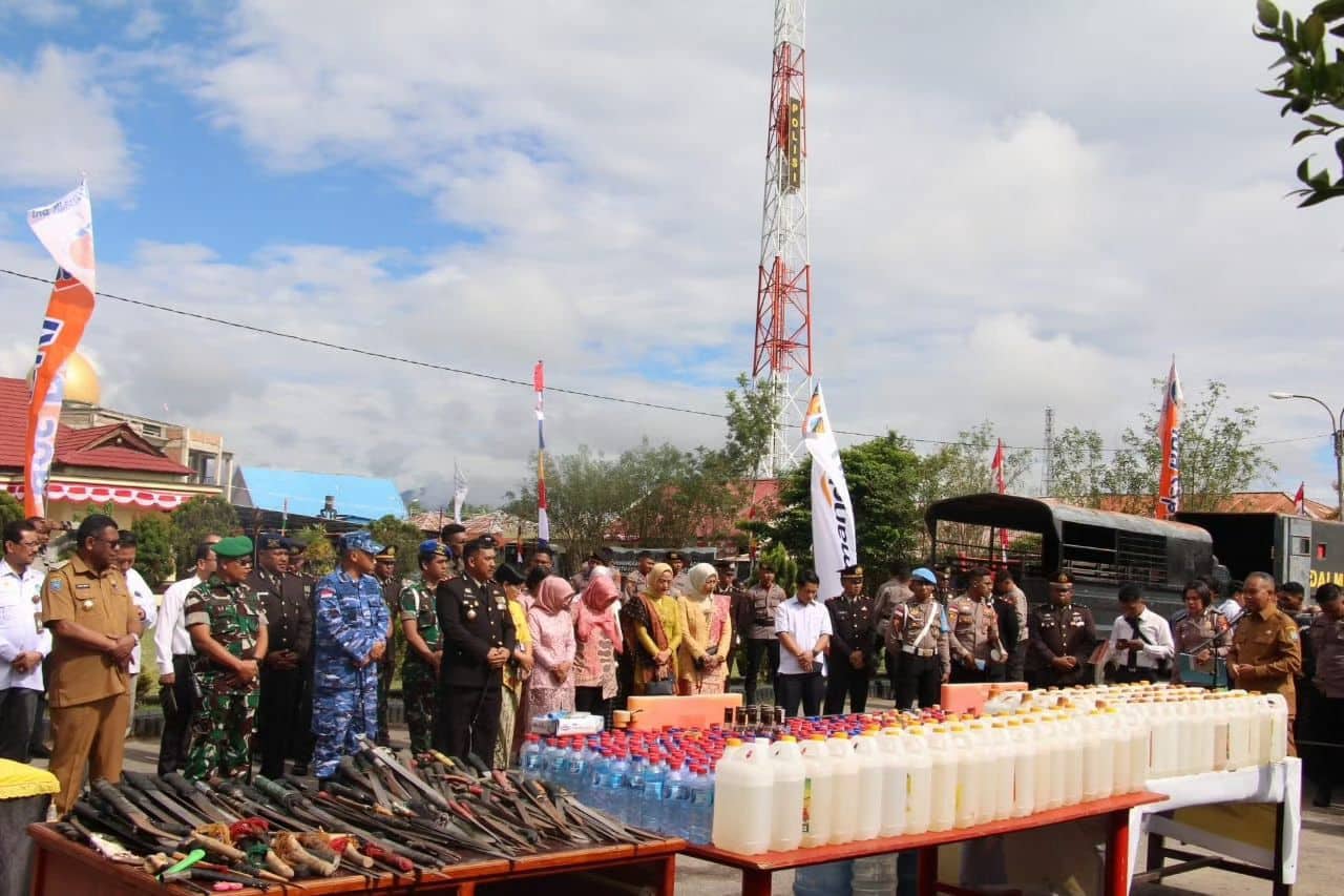 Ilustrasi berita Papua: 489 Liter Miras Tradisional dan 278 Senjata Tajam Dimusnahkan di Wamena