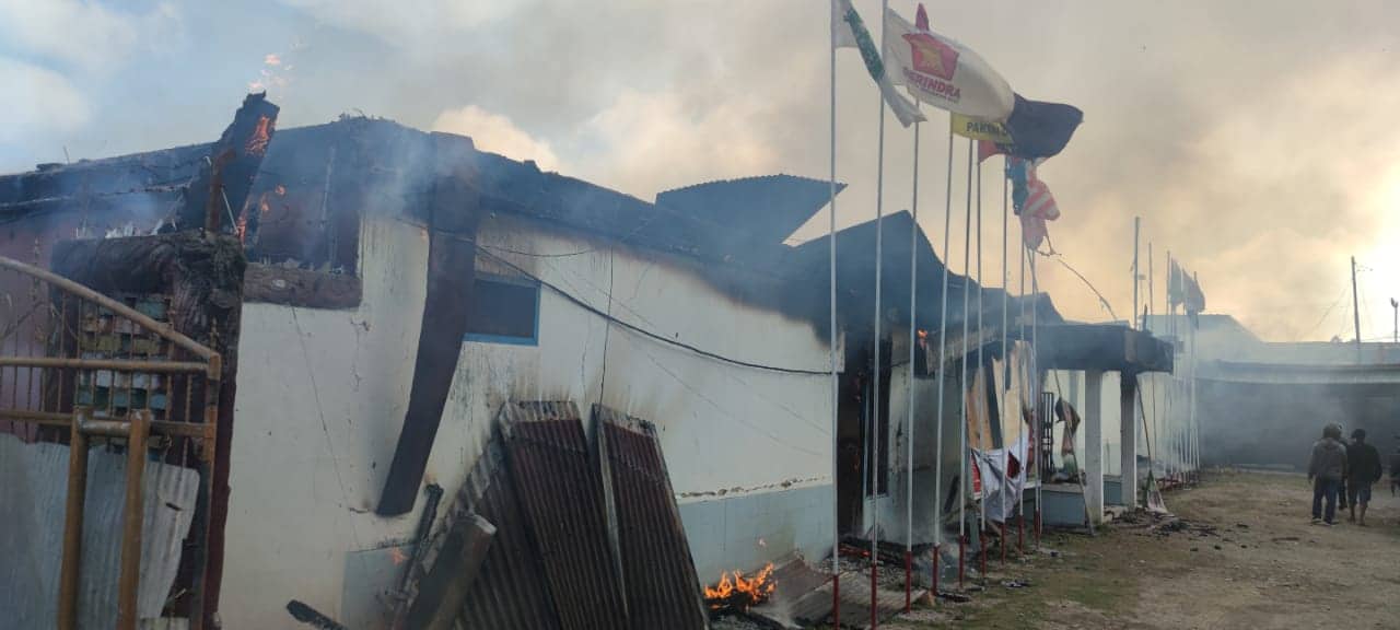 Ilustrasi berita Papua: Hotel Wamena yang Dijadikan Kantor KPU Provinsi Papua Pegunungan Hangus Dibakar Massa