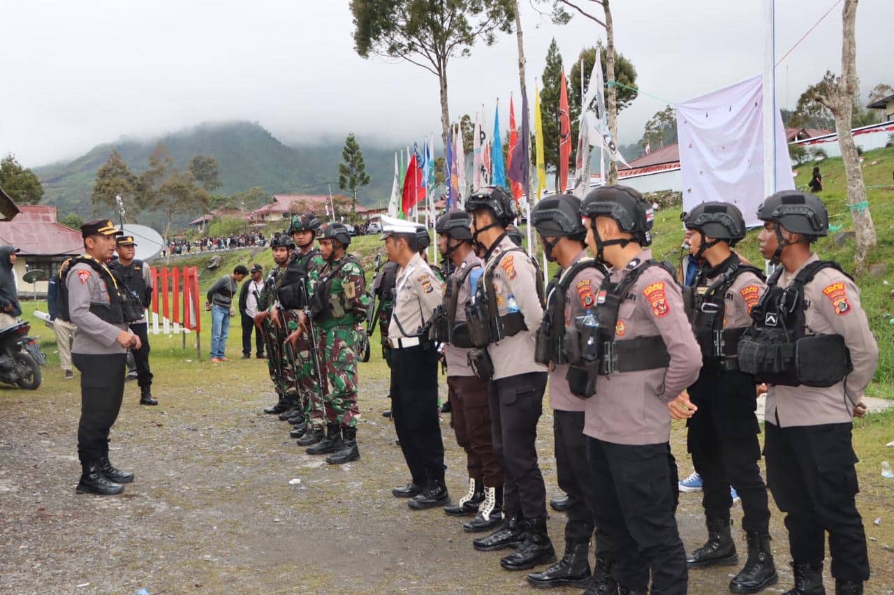 Ilustrasi berita JAYAPURA: 40 Personel TNI-Polri Amankan Tahapan Pendaftaran Bakal Calon Bupati dan Wakil Bupati di Kantor KPU Puncak Jaya
