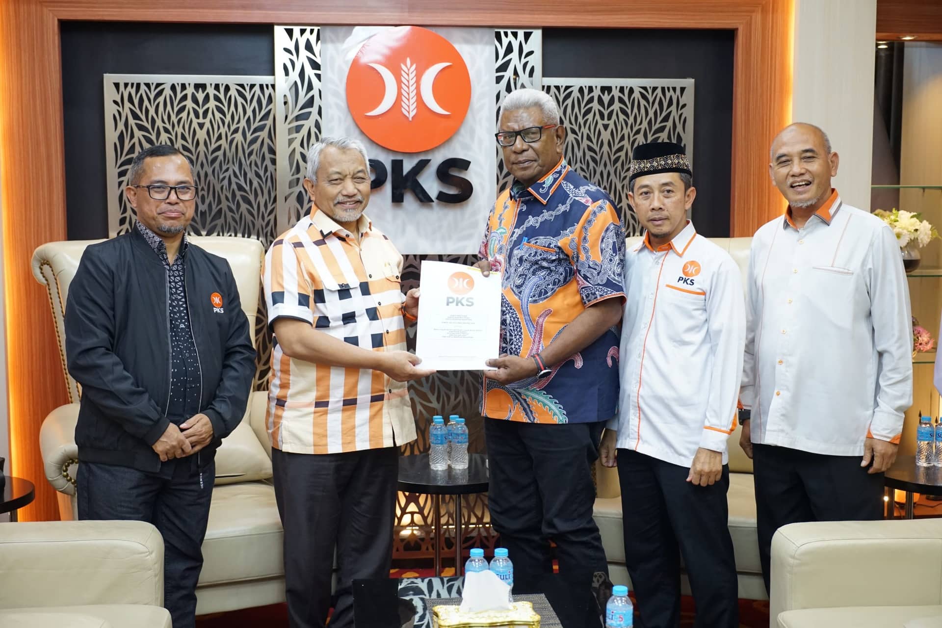 Ilustrasi berita Mimika: Dukungan Terus Mengalir, Partai Berbasis Muslim Resmi Dukung Johannes Rettob dan Emanuel Kemong di Pilkada Mimika 2024