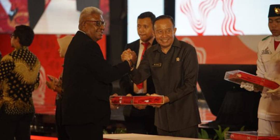 Ilustrasi berita Mimika: Duplikat Bendera Pusaka Tiba di Timika, Pj Sekda Petrus Yumte Ajak Seluruh Warga Mimika Ikut Terlibat Aktif