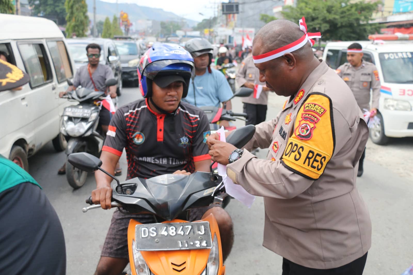 Ilustrasi berita JAYAPURA: Polres Jayapura Gelar Konvoi Kendaraan dan Bagikan 1.708 Bendera Merah Putih