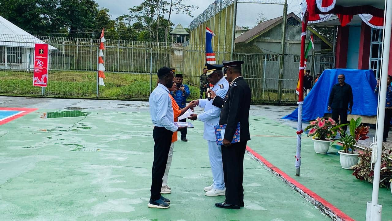 Ilustrasi berita Mimika: Bupati Johannes Rettob Serahkan Remisi HUT Kemerdekaan RI untuk 163 Warga Binaan Lapas Timika