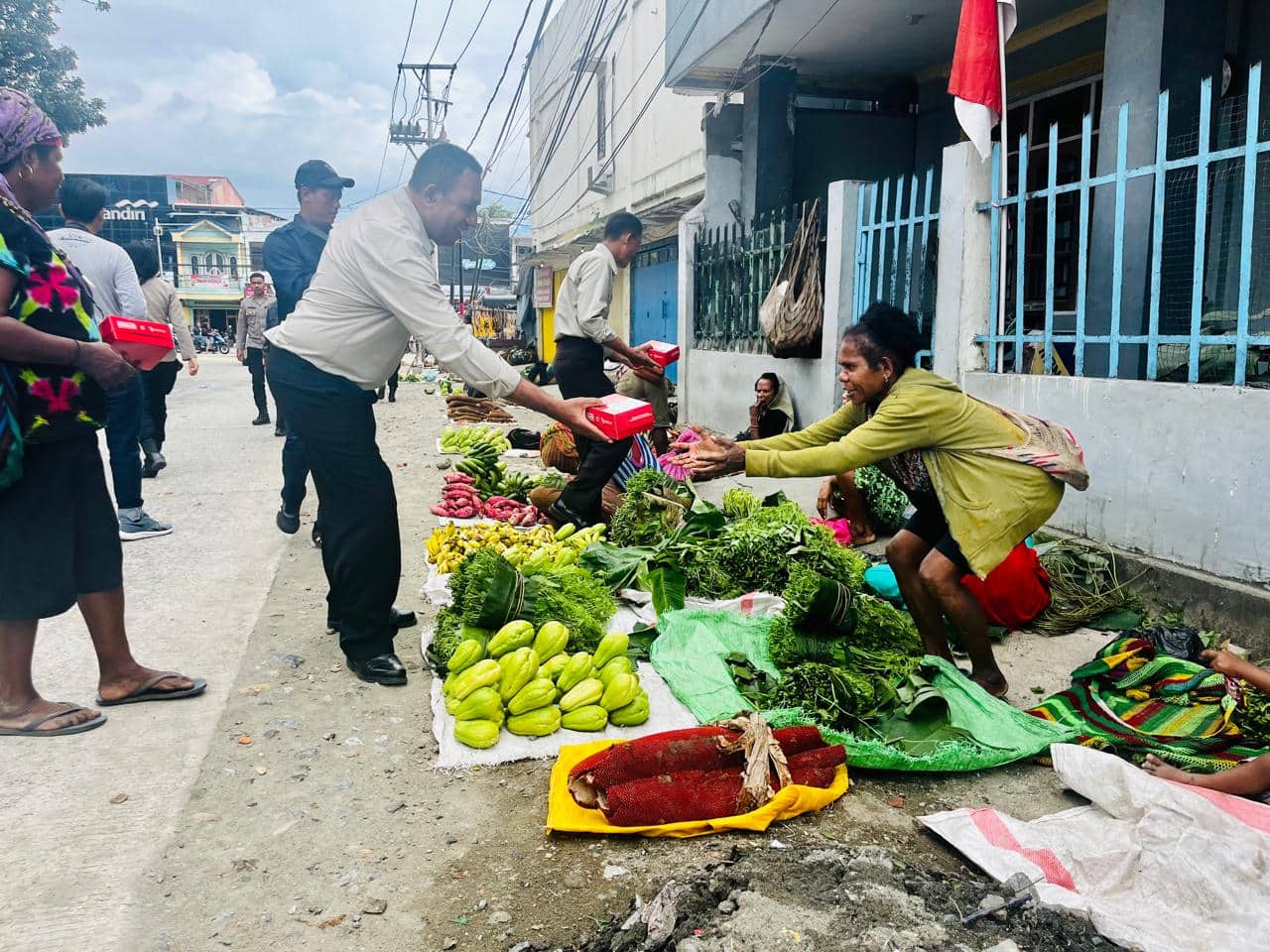 Ilustrasi berita JAYAPURA: Polisi Bagikan 4000 Snack Gebyar Merdeka RI ke Masyarakat di Jayapura