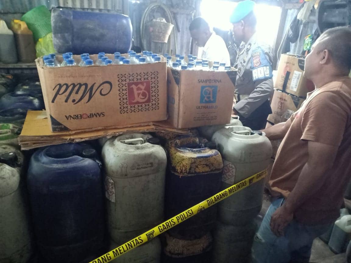 Ilustrasi berita JAYAPURA: Polres Waropen Gerebek Tiga Gudang Penimbunan BBM, Ribuan Liter Disita