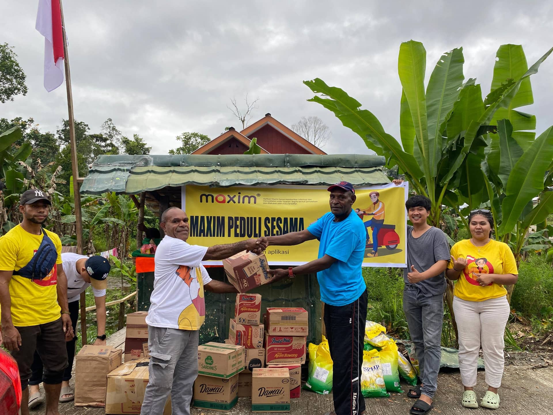 Ilustrasi berita Mimika: Taksi Online Maxim Timika Serahkan Bantuan Sembako Kepada Warga Mioko Korban Terdampak Banjir