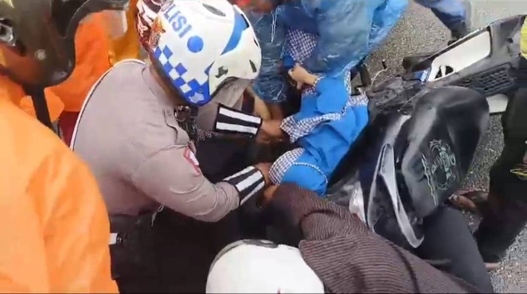Ilustrasi berita Mimika: Personil Satlantas Polres Mimika Selamatkan Siswi TK yang Hampir Terlindas Akibat Baju Terlilit Rantai Sepeda Motor